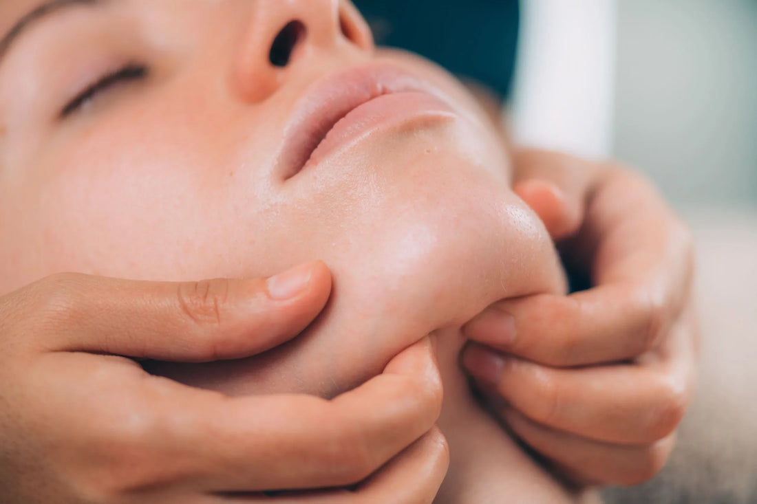 Le massage de 2 minutes qui draine vos bajoues